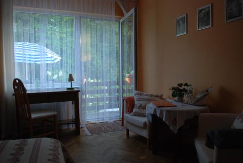 格丁尼亚Homestay Kapitańska 9的客房设有窗户、桌子和书桌。