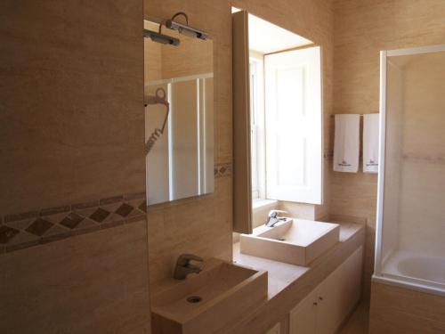 TentúgalQuinta do Mourão的一间带水槽和镜子的浴室