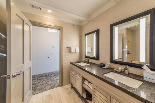 博福特博福特旅馆的一间带两个盥洗盆和大镜子的浴室