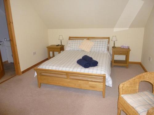 波特里Goldenhill的一间卧室,配有一张蓝色帽子的床