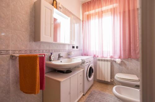 阿尔盖罗D&V Casa-Sea的一间带水槽和洗衣机的浴室