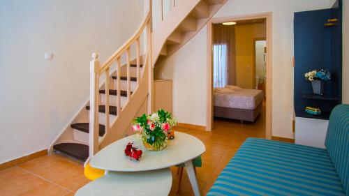罗希姆诺Maribella Residence Old Town Rethymno的一间带桌子和楼梯的客厅
