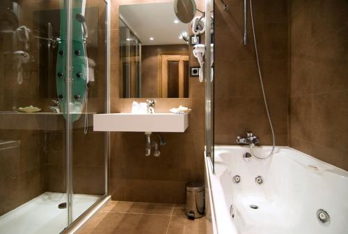 里维拉德尔杜罗酒店的一间浴室