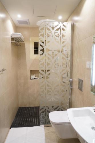 麦地那The Glorious Hotel的带淋浴、卫生间和盥洗盆的浴室