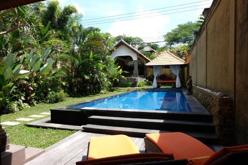 金巴兰Villa Celavi 77的一座房子后院的游泳池