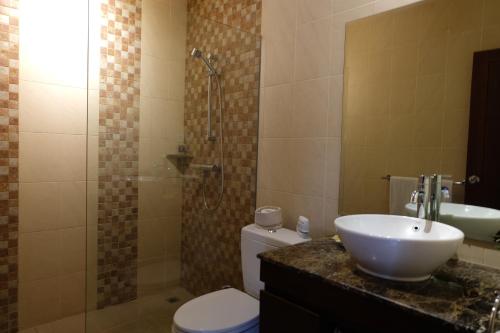金巴兰Villa Celavi 77的一间带水槽、卫生间和淋浴的浴室