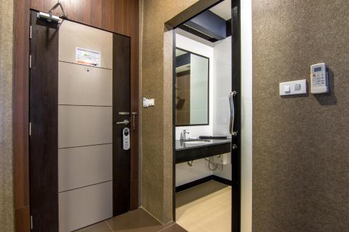 乌隆他尼PSG Hotel的一间带水槽和镜子的浴室