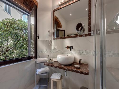 彼得拉桑塔帕拉吉酒店的一间带水槽和镜子的浴室
