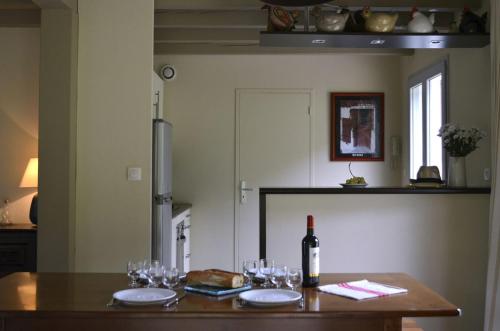 圣皮耶尔迪吕布哈利 - 叙瑞亚别墅酒店的厨房配有带玻璃杯的桌子和一瓶葡萄酒