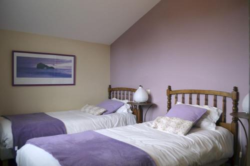 圣皮耶尔迪吕布哈利 - 叙瑞亚别墅酒店的卧室内两张并排的床