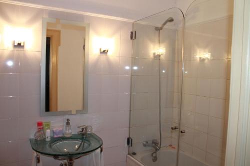 阿拉奥洛斯卡萨迪奥戈旅馆的带淋浴、盥洗盆和镜子的浴室