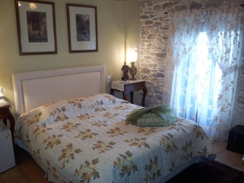 桑加拉达克列奥帕特拉旅馆的一间卧室设有一张床和一个窗口