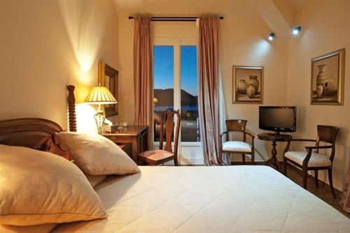 瓦西科里纳画廊酒店的一间卧室配有一张床、一张书桌和一台电视
