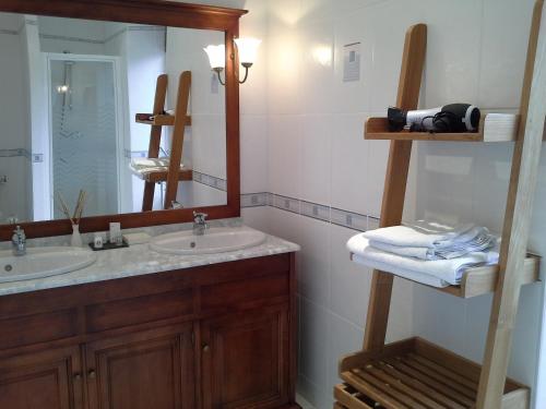 Saint-Philbert-de-BouaineGUTKOWSKI Jacqueline的一间带两个盥洗盆和大镜子的浴室