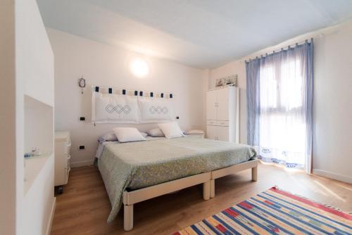 法杰托拉廖Villa Giù Luxury - The House Of Travelers的白色的卧室设有床和窗户