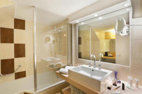 索恩河畔贝尔维尔皮扎伊城堡酒店的一间带水槽和淋浴的浴室