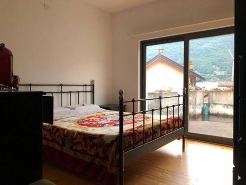 贝林佐拉Casa Ines的一间卧室设有一张床和一个大窗户