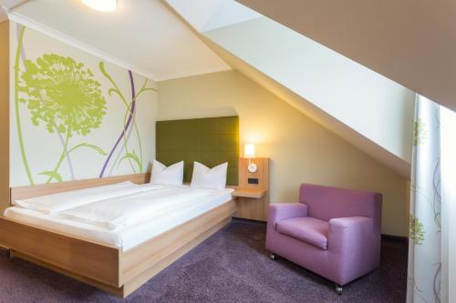 巴特司塔福斯坦酒店 - 埃里希罗第格餐厅的一间卧室配有一张床和一张紫色椅子