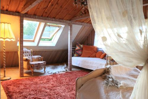 SausnējaZiemeļu terases的一间卧室配有一张床、一张沙发和一个窗口