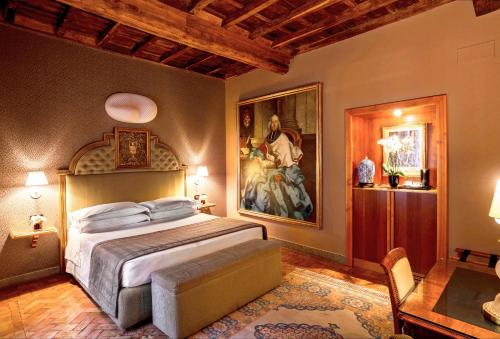 罗马法拉迪尔酒店的卧室配有一张床,墙上挂有绘画作品