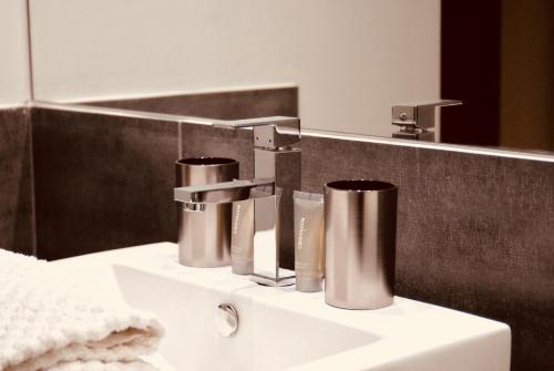 盖亚克Domaine de Perches的浴室水槽设有2个水龙头和镜子