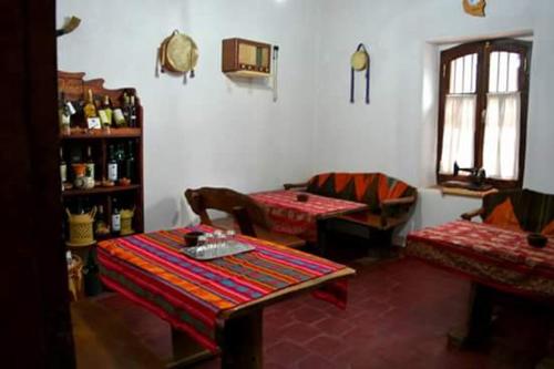 圣卡洛斯Las Tinajas de San Carlos的客厅配有桌子和两把椅子