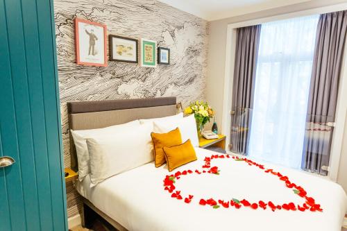 伦敦奥利弗广场酒店的一间卧室配有一张床,拥有心灵装饰