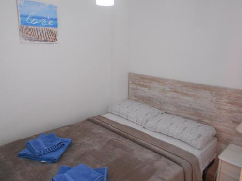 阿尔赫西拉斯Apartamento a la Playa的一间卧室配有一张带蓝色毛巾的床