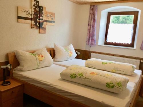 库洛特拉森Ferienwohnung Am Grünbach的一间卧室配有两张带枕头的床和窗户。