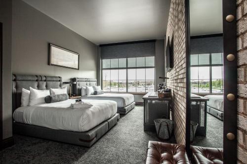 印第安纳波利斯Ironworks Hotel Indy的一间卧室设有两张床和大窗户