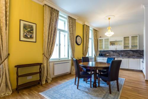 卡罗维发利Karlsbad Prestige的用餐室设有黄色的墙壁和桌椅