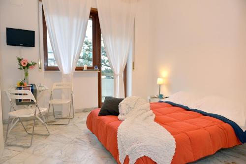 马奥莱科索里贾纳蹄子公寓的一间卧室配有一张带橙色毯子的床