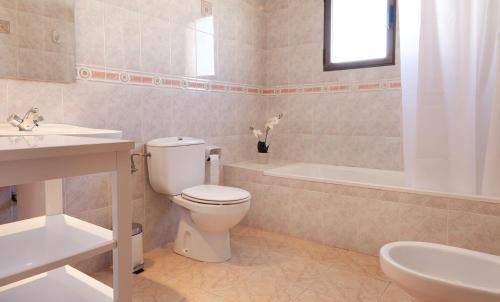 埃尔斯波夫莱特斯Villas Los Olivares - Deniasol的浴室配有卫生间、浴缸和水槽。