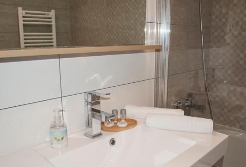 布加勒斯特Urban Nest Banu Manta的白色的浴室设有水槽和镜子