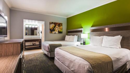 凤凰城贝斯特韦斯特酒店及套房客房内的一张或多张床位