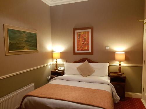 利敦瓦纳皇室温泉酒店的酒店客房,配有一张床和两盏灯
