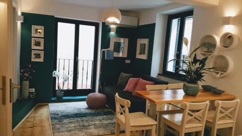 皮兰Casa Al Porto Antico的客厅配有桌子和沙发