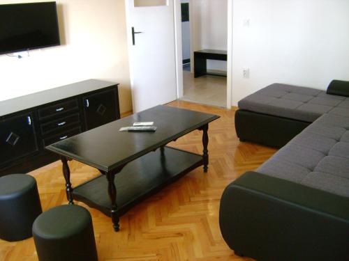 斯普利特Apartment Veronica的客厅配有咖啡桌和沙发