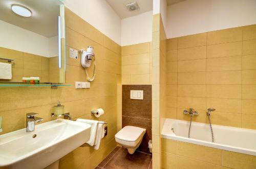 奥帕瓦伊比利亚酒店的浴室配有盥洗盆、卫生间和浴缸。
