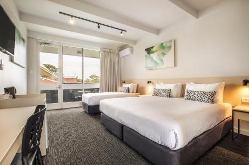 Seaford锡福德奈特卡普酒店的酒店客房设有两张床和窗户。