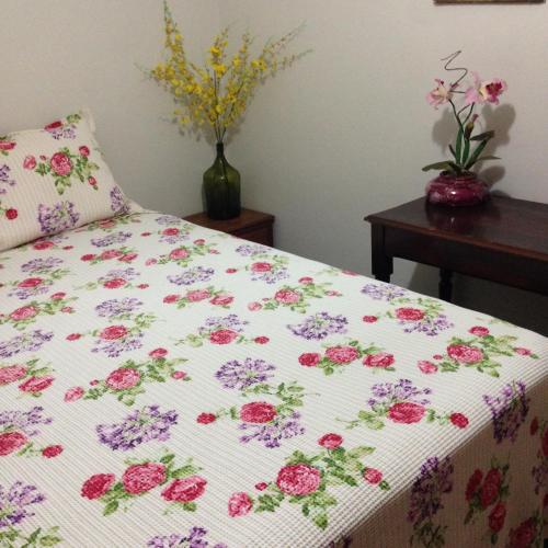 普雷图河畔圣若泽Espaco unico的床上有鲜花的毯子