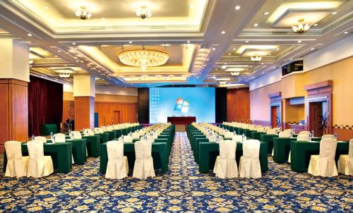 珠海珠海粤海酒店的一个带绿色桌子和白色椅子的大型宴会厅