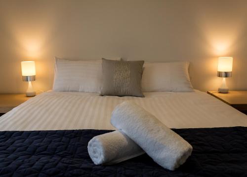 Ulverstone Waterfront Apartments客房内的一张或多张床位