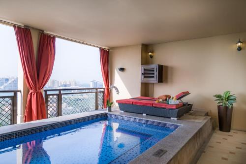 迪拜阿加恩罗塔纳酒店 - 迪拜媒体城的享有大楼景致的游泳池
