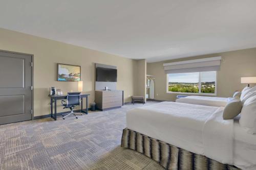 科罗拉多斯普林斯Best Western Plus Executive Residency Fillmore Inn的大型酒店客房,配有一张床和一张书桌