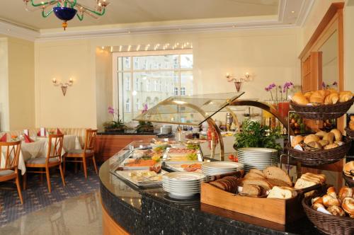 慕尼黑图芭拉乌酒店的自助餐,包括面包和其他食物