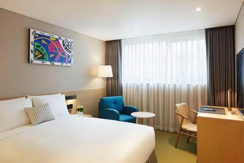 仁川机场豪生酒店客房内的一张或多张床位