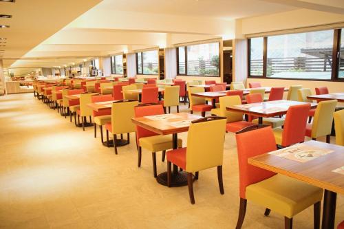 Wenquan富野温泉休闲会馆的用餐室配有桌椅