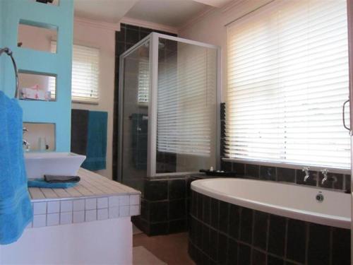 塔巴津比马鲁拉小屋宾客旅舍的一间带大浴缸和水槽的浴室