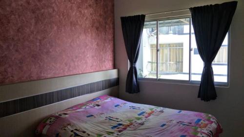 金马仑高原Rose Apartment Kea Farm的一间卧室设有一张床和一个窗口